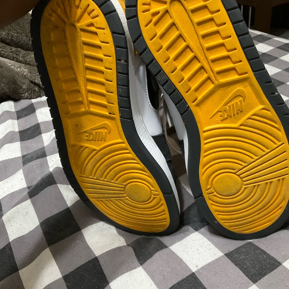 Air Jordan 1 - Picture 3 of 7